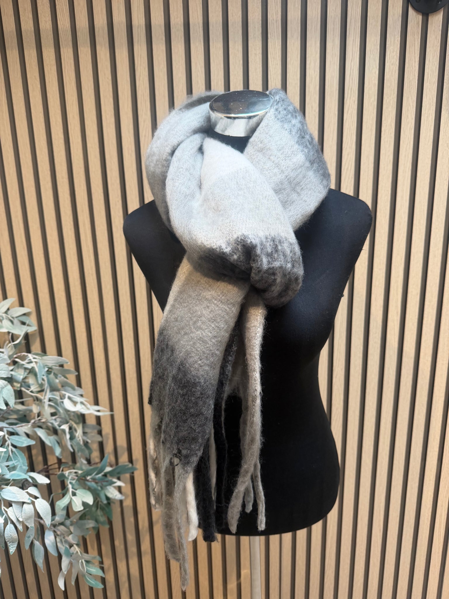 Check Wooly scarf with tassells