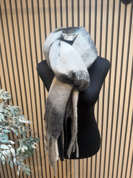 Check Wooly scarf with tassells