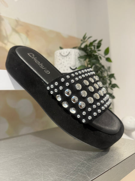 Wedge studded Slider