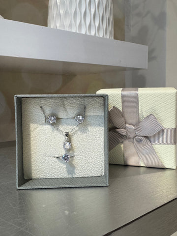 Solitaire necklace / earrings / ring set
