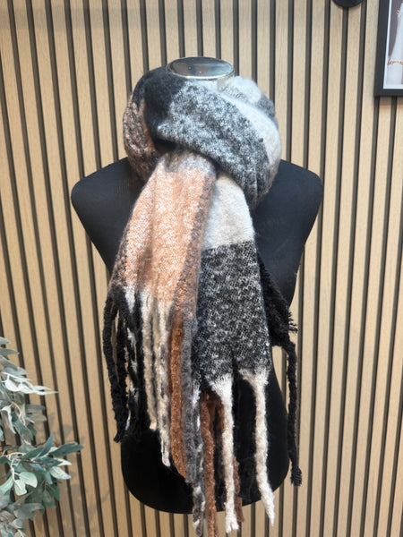 Check Wooly scarf with tassells